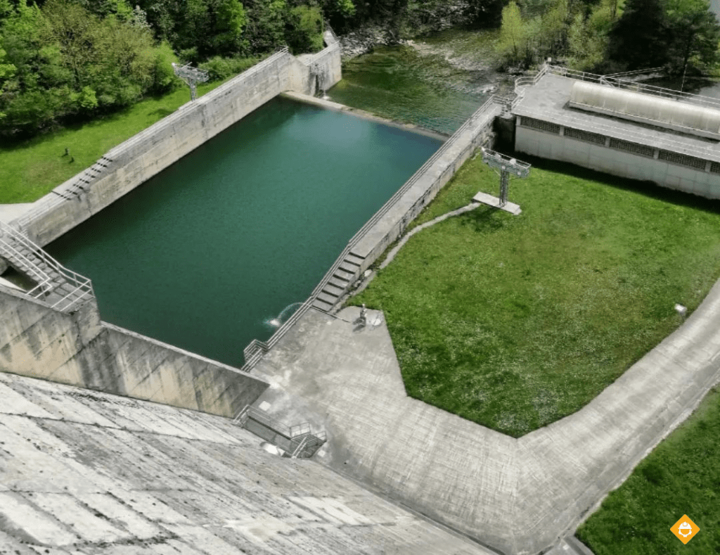 Presa hidrográfica sobre el río Arga