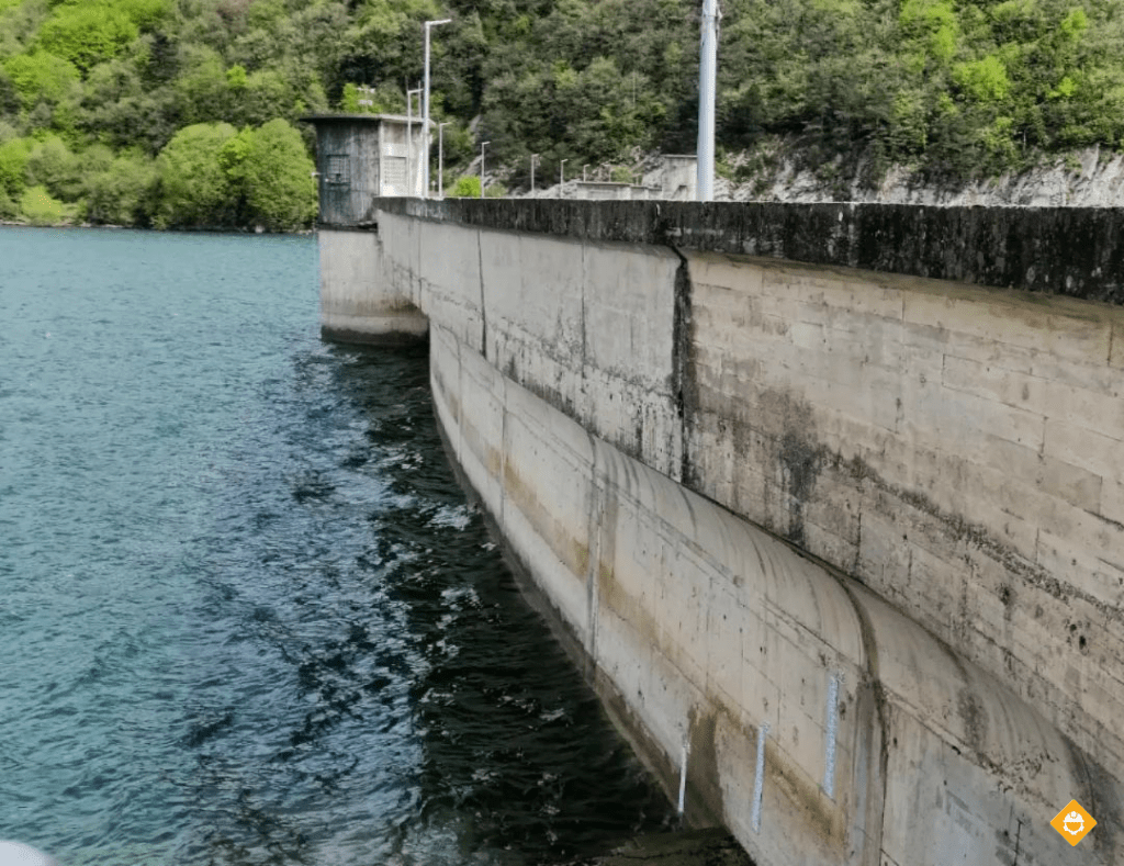 Presa hidrográfica sobre el río Arga