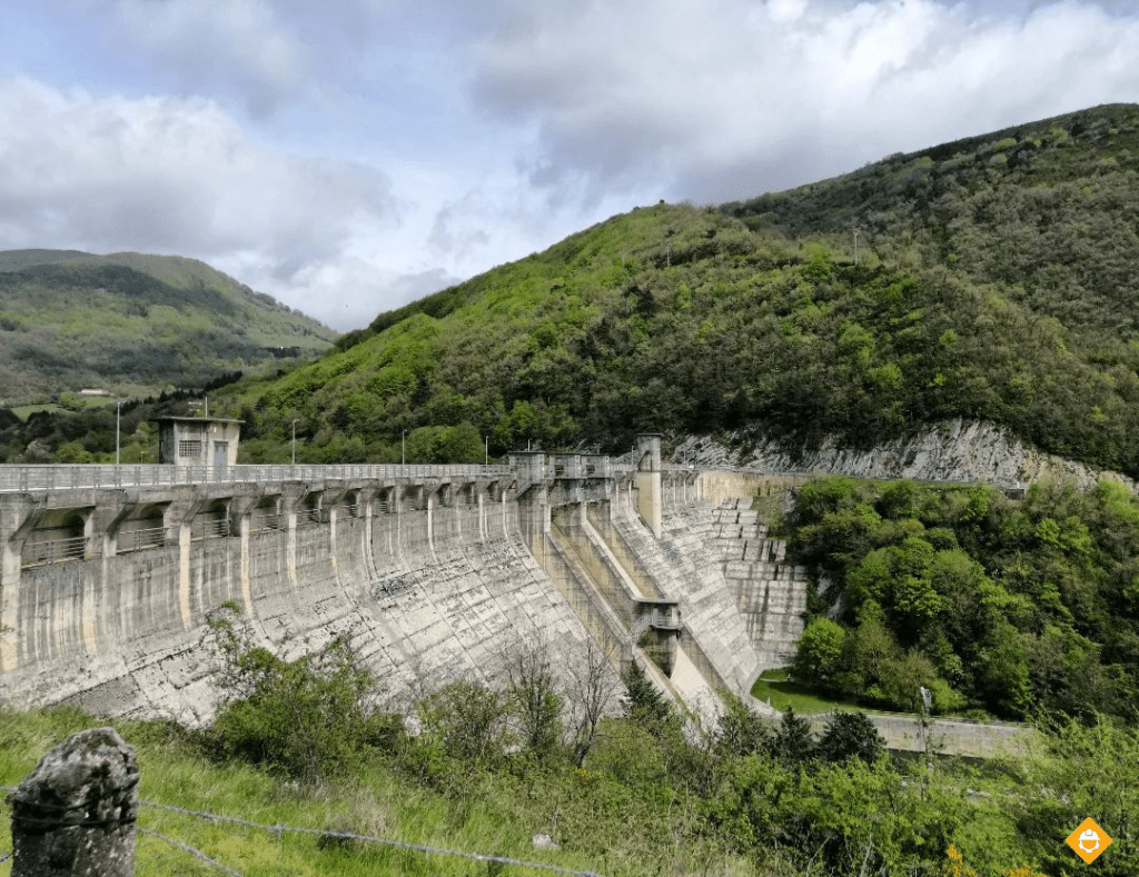 Presa hidrográfica sobre el río Arga