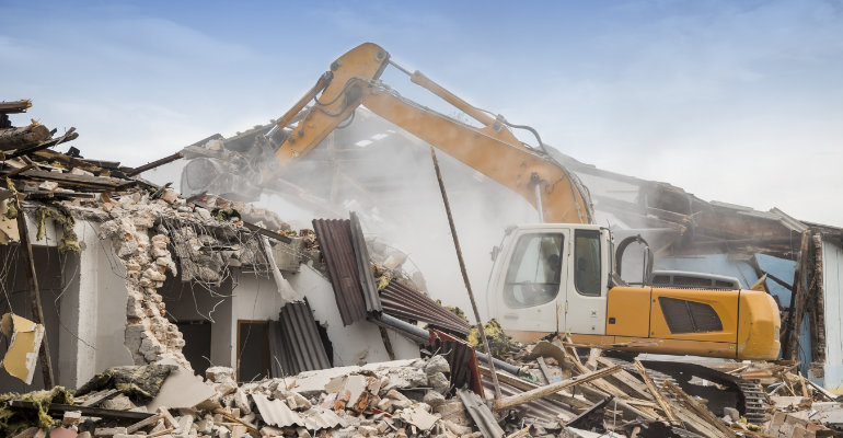 excavadora en demolición