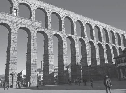 Columnas y arcos del Acueducto de Segovia en Españ